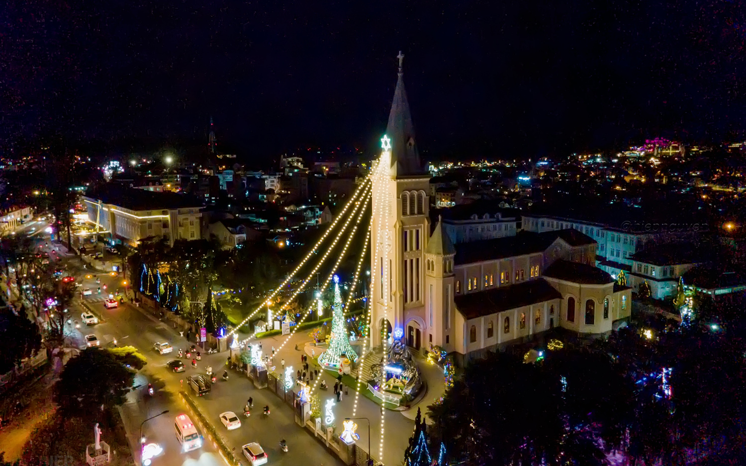 Đón giáng sinh tại cơm niêu Đà Lạt 2025 – Mùa lễ hội ngập tràn ánh sáng giữa phố núi